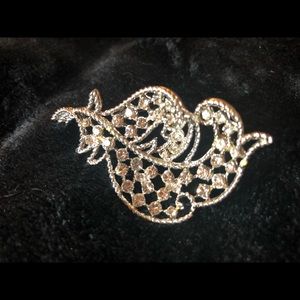 🇨🇦3/$15 Vintage brooch in a bundle of 3 or more